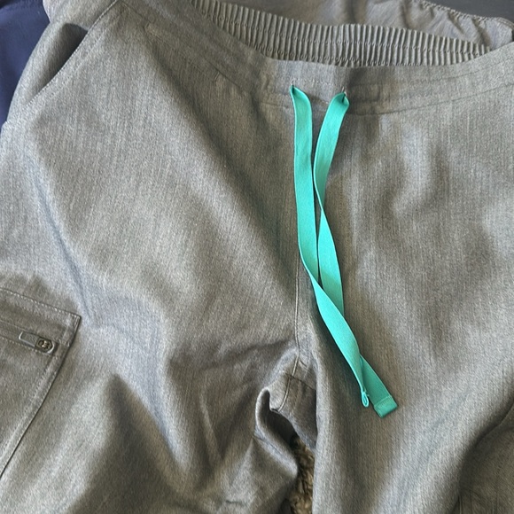 FIGS Yola Skinny Scrub pants. Size Small. Color Graphite - Picture 4 of 14